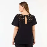 Camiseta negra de punto crepé, con escote en V, mangas cortas fluidas y detalles de macramé en los hombros.