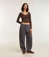 Pantalón de algodón color gris, modelo barrel con cintura elástica, cordón para ajuste en la cintura y forro en fleece.