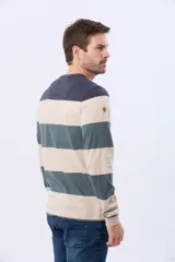 Remera de manga larga con diseño de rayas horizontales anchas en tonos verde, bordó y azul marino. Presenta cuello redondo y una pequeña estampa tipográfica en el pecho.