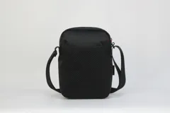 Morral deportivo con diseño de los Detroit Pistons, confeccionado en nylon. Presenta un compartimento principal con cierre, un bolsillo frontal con detalle en rojo y correa regulable para el hombro.
