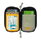 Billetera Chums Reversi de tela color gris con diseño geométrico en naranja y blanco.