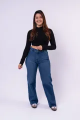 Remera crop de cuello alto y manga larga, confeccionada en algodón con lycra, con un ajuste entallado al cuerpo.