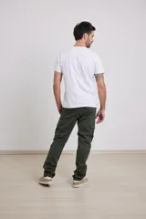 Pantalon cargo de corte recto en color verde militar, confeccionado en sarga de algodón con elastano. Presenta bolsillos laterales con fuelle y tapa, además de bolsillos traseros con cierre de botón.