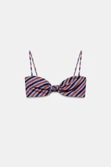 Top de bikini tipo bandeau con escote corazón y detalle de nudo central. Presenta tirantes finos ajustables y cierre de gancho metálico en la espalda.