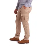 Pantalón cargo color beige, de corte chupín, con bolsillos laterales y traseros con solapa. Confeccionado en algodón con spandex.