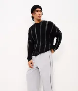 Pantalón de algodón color gris jaspeado, de corte wide leg amplio y recto, con cintura elástica y cordón de ajuste. Cuenta con bolsillos funcionales y detalle de filete lateral en color negro.