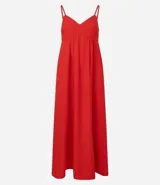 Vestido largo de corte evasé confeccionado en crepé, con escote corazón, busto recortado y breteles finos ajustables. Presenta espalda con detalle de lastex para un mejor ajuste al cuerpo.