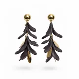 Aros colgantes largos con estructura metálica dorada y múltiples pétalos colgantes de resina en tono gris oscuro, combinados con detalles de hojas doradas.