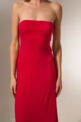 Vestido midi strapless de corte ajustado al cuerpo, confeccionado en tela de poliéster con cierre posterior.