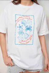 Remerón de algodón blanco con diseño estampado en el frente de temática marina con texto en rojo y azul.