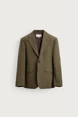 Blazer regular fit de color verde militar, confeccionada en tejido con mezcla de lana y algodón. Cuenta con cuello con solapas de muesca, manga larga con botones en los puños, bolsillo de vivo en el pecho y bolsillos con solapa en la cadera. Presenta cierre frontal de un botón y abertura central en la espalda.