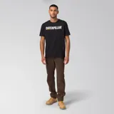 Pantalón de jean de corte recto en color marrón oscuro, con diseño clásico de cinco bolsillos, cierre de cremallera y detalles de marca en remaches y parches.