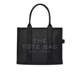 Bolso tipo tote de gran tamaño confeccionado en cuero granulado negro. Presenta doble asa superior, cierre superior con cremallera y el nombre del modelo y la marca grabados en el frente.