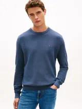 Sweater Tommy Hilfiger de punto texturizado color azul, de corte regular con cuello redondo, puños y bajo de canalé. Cuenta con el logo bordado en el pecho.