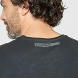 Remera de cuello redondo y manga corta, confeccionada en algodón orgánico slub con textura sutil. Presenta un diseño minimalista de corte clásico.