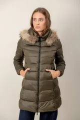 Campera puffer de nylon capitoneada color verde militar, con cierre frontal, bolsillos laterales y capucha con borde de piel sintética.