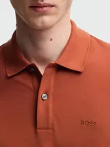 Polo de manga corta Boss, confeccionada en tejido jersey de algodón, con cuello clásico, cierre de botones y logo bordado en el pecho.