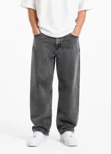 Pantalón jean de corte baggy, color gris con efecto acid wash, tiro medio y perneras amplias.