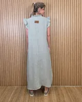 Vestido midi verde militar de rayas verticales blancas, con cuello alto con volados, mangas cortas con volados y cierre frontal completo de botones.