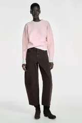 Jeans de tiro medio con diseño cargo y silueta barrel. Presenta bolsillos delanteros con cierre de cremallera y costuras horizontales en las piernas. Cierre frontal con cremallera y ganchos.