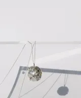 Collar plateado con dije esférico texturizado con incrustaciones de gemas de colores.