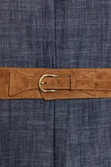 Vestido midi de denim azul con cuello camisero, mangas abullonadas y cierre frontal oculto con botones. Incluye un cinturón marrón con hebilla metálica.