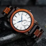 Reloj Chenaut Perle d’Ébène con caja de madera de sándalo rojo, esfera blanca perlada con manecillas azules y malla de madera de ébano.