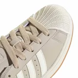 Championes Adidas modelo Superstar, color beige con las icónicas tres tiras laterales en blanco. Presenta la clásica puntera de goma, suela de plataforma blanca y base de goma color caramelo.