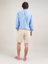 Camisa de hombre marca El Ganso, confeccionada en lino, de corte regular fit, cuello italiano, manga larga con puños simples y logo bordado en el pecho.