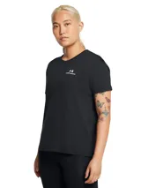Remera deportiva de manga corta Under Armour, confeccionada en tejido técnico elástico con tecnología UA RUSH™ que refleja la energía corporal. Presenta cuello redondo, corte holgado y bajo con abertura lateral.