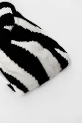 Vincha de tela con estampado de cebra en blanco y negro.