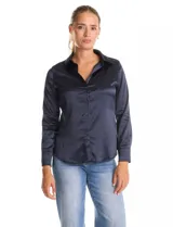 Camisa de satén color verde oliva, con cuello clásico, cierre frontal con botones metálicos y mangas largas con puños abotonados.