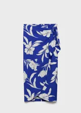 Falda midi tipo pareo con diseño recto, tiro medio y cintura elástica. Presenta un estampado floral en tonos azul y blanco, con un detalle de nudo lateral.