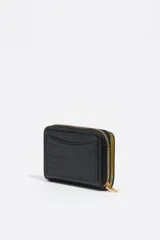 Billetera Bimba y Lola de estructura rígida con acabado efecto cocodrilo brillante en color negro. Cuenta con cierre de cremallera perimetral en contraste color verde lima y logo metálico dorado en el frente.