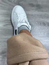 Pantalón de jogging gris melange, de corte amplio y cintura elástica.