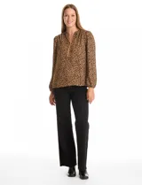 Blusa de gasa con estampado animal print, cuello a la base con escote en V y cierre frontal, manga larga con puños elastizados.