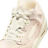 Championes Nike Jordan Spizike Low en color beige, con diseño híbrido que combina elementos de varios modelos clásicos de Jordan. Presenta paneles de gamuza, detalles de malla en los laterales y el icónico estampado de piel de elefante en la puntera y el talón.