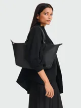 Bolso de mano Longchamp modelo Le Pliage One talla L, de diseño clásico trapezoidal en color negro, con asas superiores y solapa de cuero texturizado.