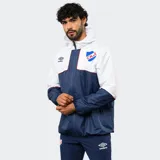 Campera de lluvia Umbro del Club Nacional de Football, con diseño de bloques de color blanco y azul marino. Presenta capucha, cierre frontal completo, puños elásticos y detalles de piping en color rojo. Incluye logo de la marca y escudo del club en el pecho.