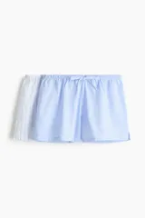Pack de dos shorts de pijama con cintura elástica, cordón ajustable y aberturas laterales en el dobladillo. Uno presenta diseño a rayas celestes y blancas, y el otro diseño a rayas blancas y celestes.