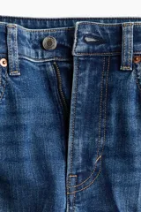 Jean de tiro alto y cinco bolsillos confeccionado en denim azul con leve elasticidad. Presenta un corte ajustado desde la cintura hasta las caderas y diseño acampanado desde la rodilla hacia el bajo.