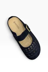 Zueco de gamuza color camel con diseño calado, puntera redondeada y tira en el empeine con hebilla metálica ajustable.