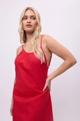 Vestido largo color celeste, de tirantes finos y espalda descubierta. Presenta volados en el ruedo y escote fruncido.