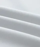 Buzo deportivo color verde claro, de manga larga y cuello redondo. Confeccionado en tejido de poliéster, viscosa y elastano.