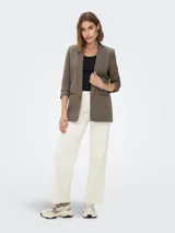 Blazer regular fit color rosado viejo, con cuello solapa, mangas 3/4 y bolsillos frontales ribeteados.