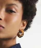 Aros tipo argolla gruesos, color dorado, con cierre de tornillo.