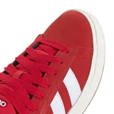 Championes Adidas Grand Court Alpha, color rojo con detalles en blanco, con las tres tiras características de la marca en los laterales y suela de goma color crema.