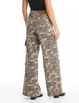 Jean cargo de corte wide leg con estampado camuflado. Presenta cierre frontal con botón, bolsillos laterales inclinados, bolsillos tipo cargo con solapa en las piernas y bolsillos traseros aplicados.