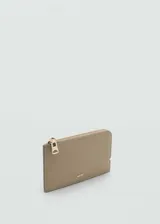 Porta documentos de efecto saffiano color verde militar, con cierre de cremallera y múltiples ranuras para tarjetas. Cuenta con el logotipo de la marca grabado en relieve en la parte frontal.