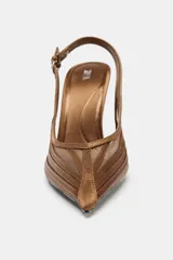 Zapato de tacón destalonado color marrón, con puntera fina, detalle de mesh en el cuerpo, tira trasera con hebilla ajustable y tacón fino alto.